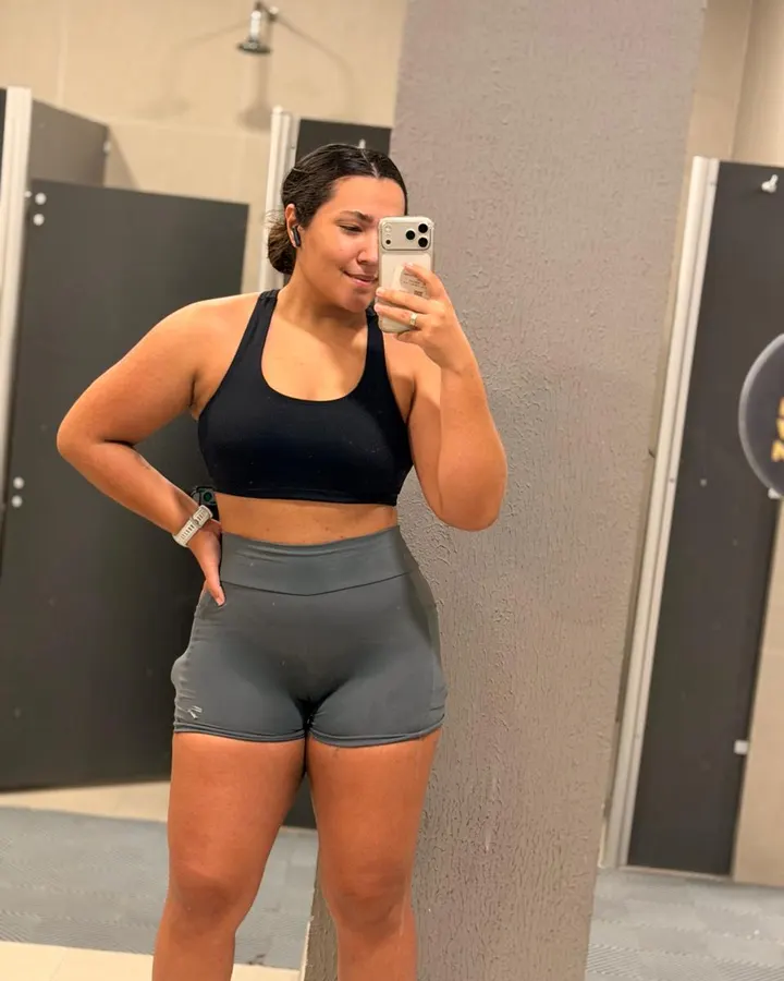 Luzia de top preto e short cinza no espelho, depois do acompanhamento